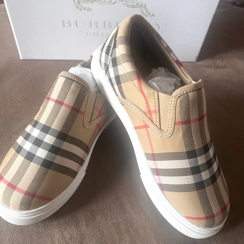 New in box Burberry Kids slip on sneakers Sz 1 US or 32 EURO